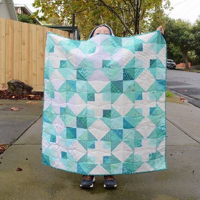An aqua baby quilt made from the free Autumn Chain quilt block pattern at BlossomHeartQuilts.com