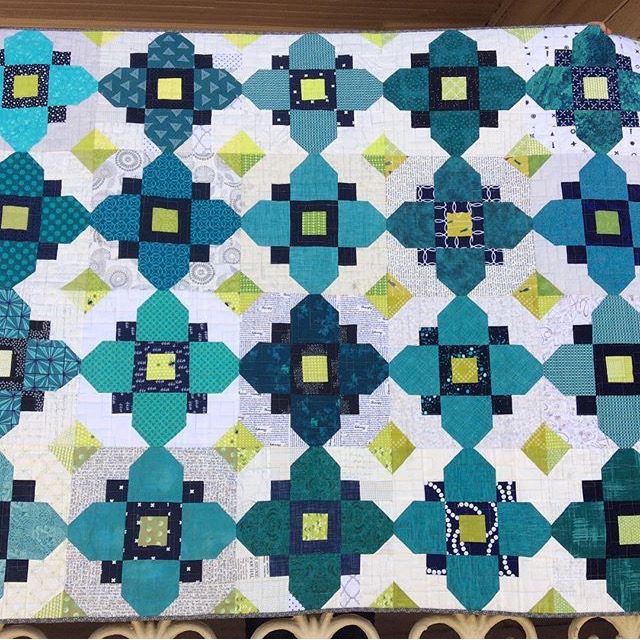 A teal Quatrefoil quilt made from the free quilt block pattern at BlossomHeartQuilts.com